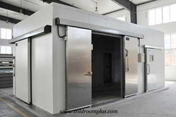 Single sliding door of cold room